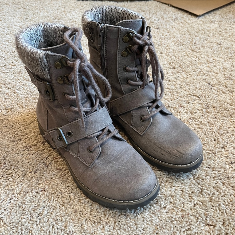 Gray Sweater Knit Cliff Boots